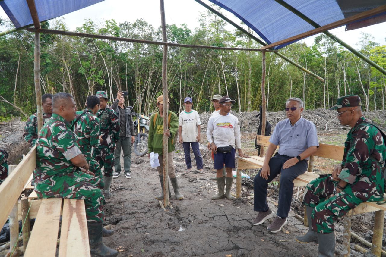 Danramil 07/Teluk Keramat Dampingi Kunjungan Irjenad Kementan RI Pengecekan Cetak Sawah Rakyat di Kecamatan Galing