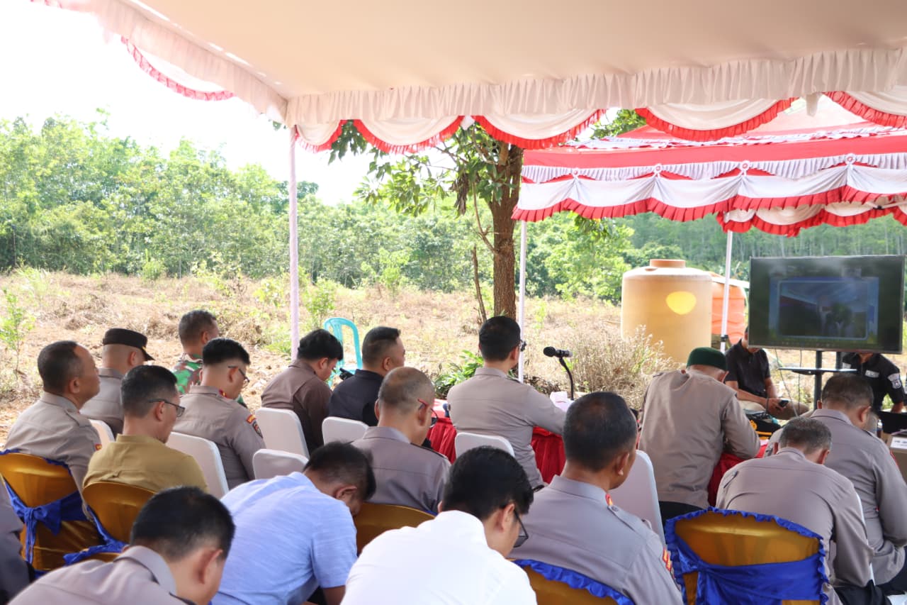 Babinsa Desa Kasiau Ikut Sukseskan Program Tanam Jagung Dukung Swasembada Pangan