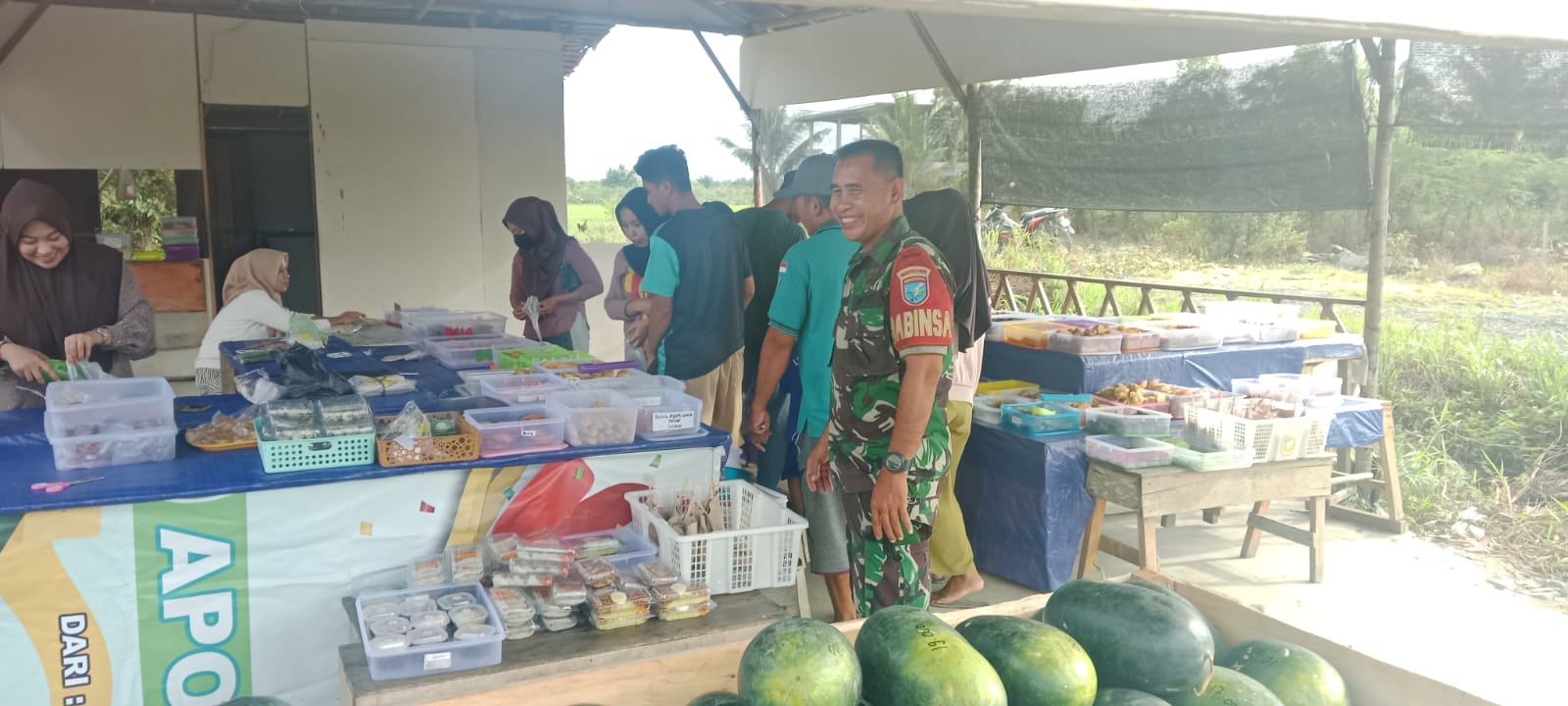 Eratkan Silaturahmi, Anggota Koramil 03/Tebas Komsos Bersama Warga Penjual Takjil