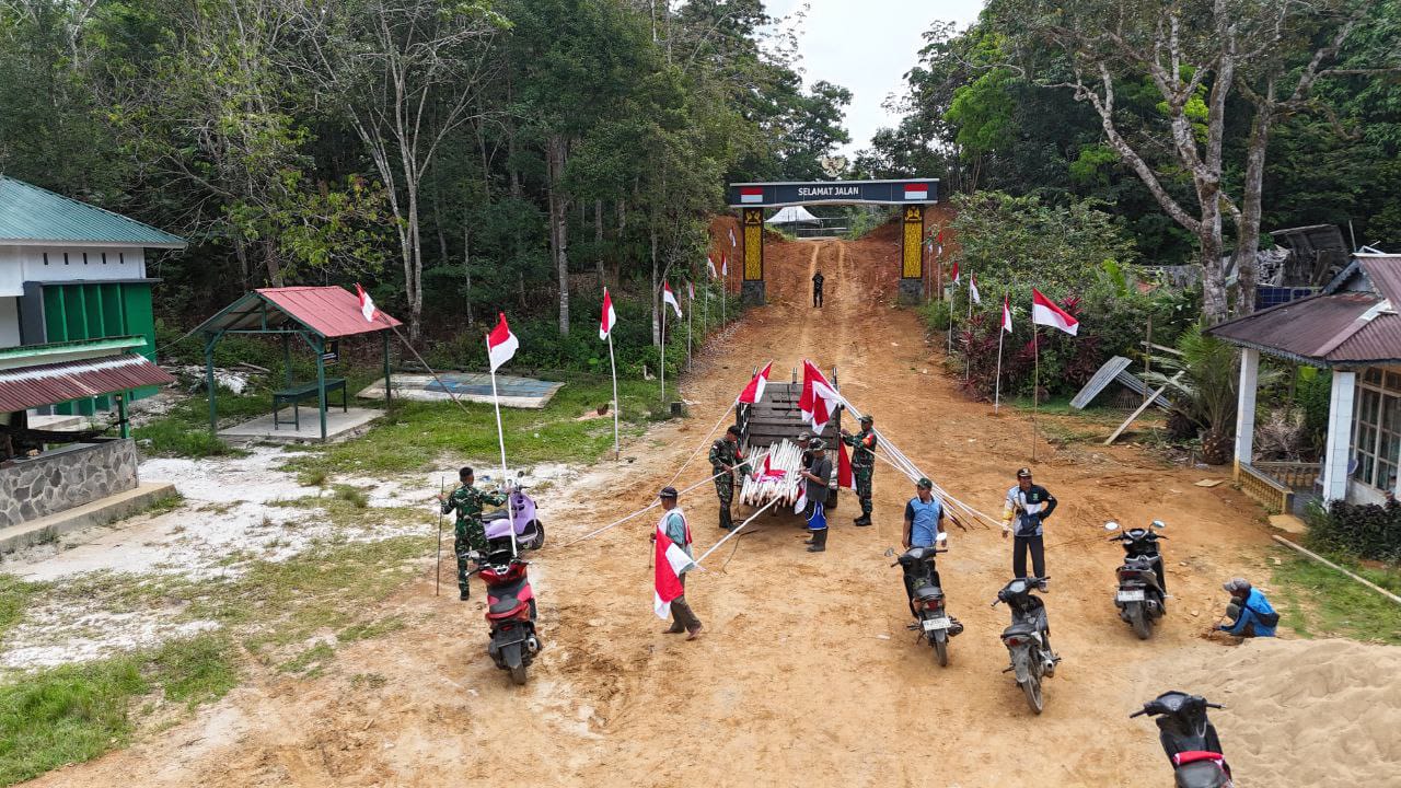 Pertahankan NKRI, Babinsa Perbatasan Bersama Warga Bentuk Kampung Merah Putih di Batas Negeri