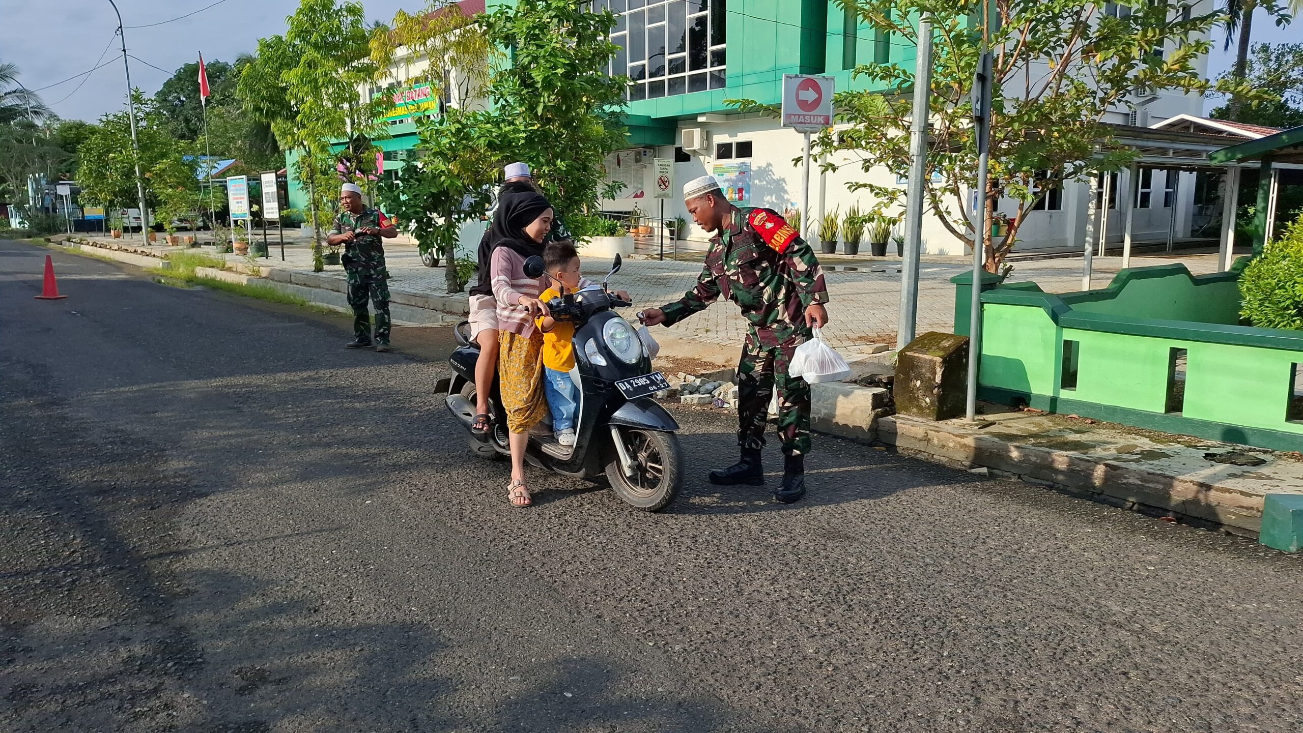 Jelang Berbuka, Koramil 1002-05/Pandawan Bagikan Takjil untuk Pengguna Jalan