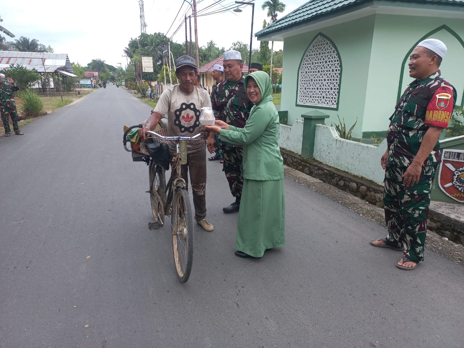 Wujud Kepedulian TNI, Koramil Batang Alai Utara Berbagi Takjil kepada Warga