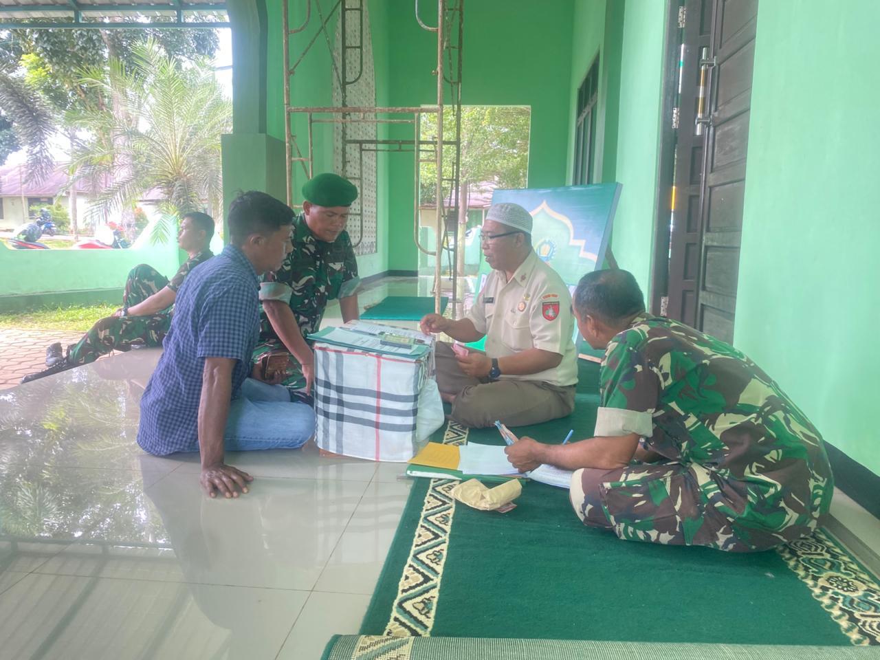 Personel Kodim 1009/Tanah Laut Tunaikan Zakat Fitrah di Bulan Suci Ramadhan