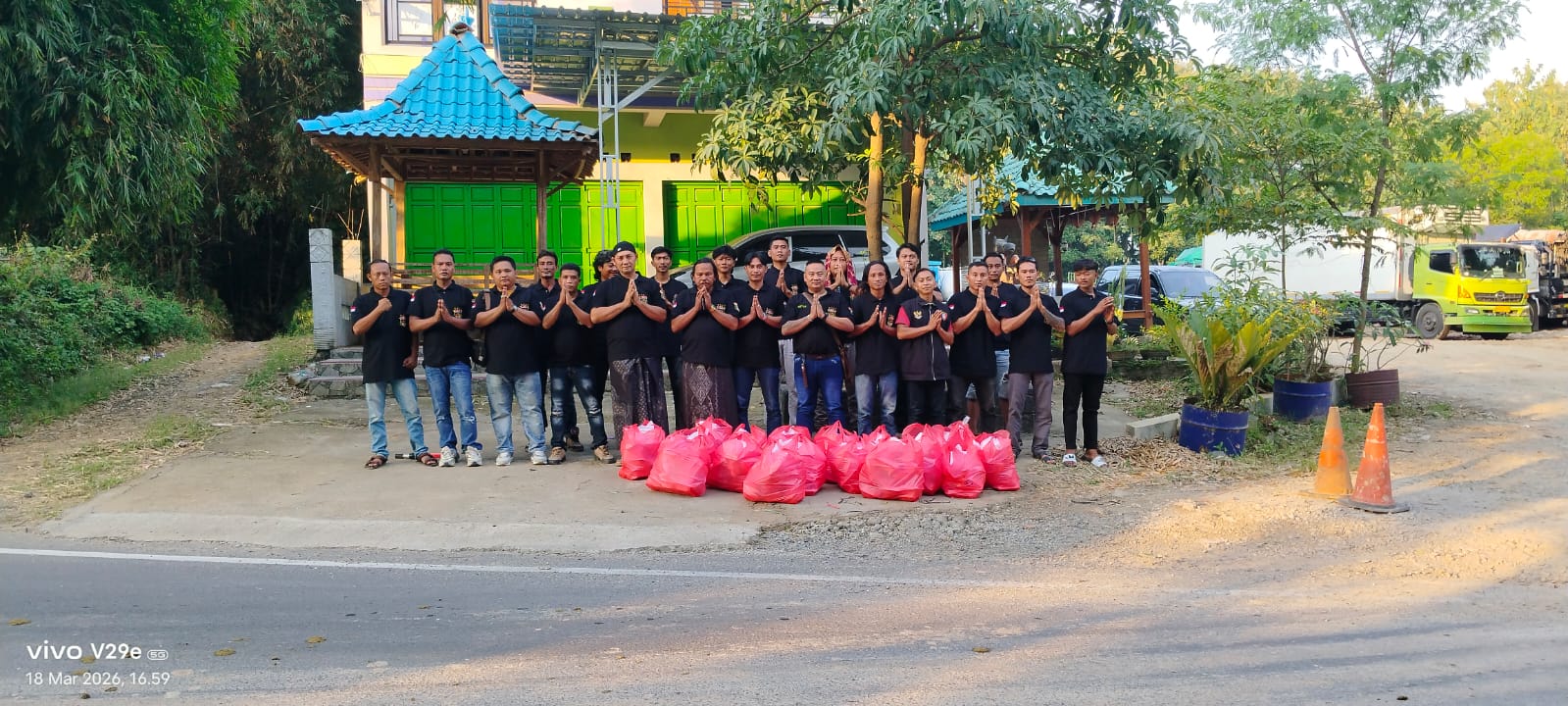 Dalam Rangka Ramadhan Badan Advokasi Indonesia DPC Rembang Bagikan Takjil Di Lasem