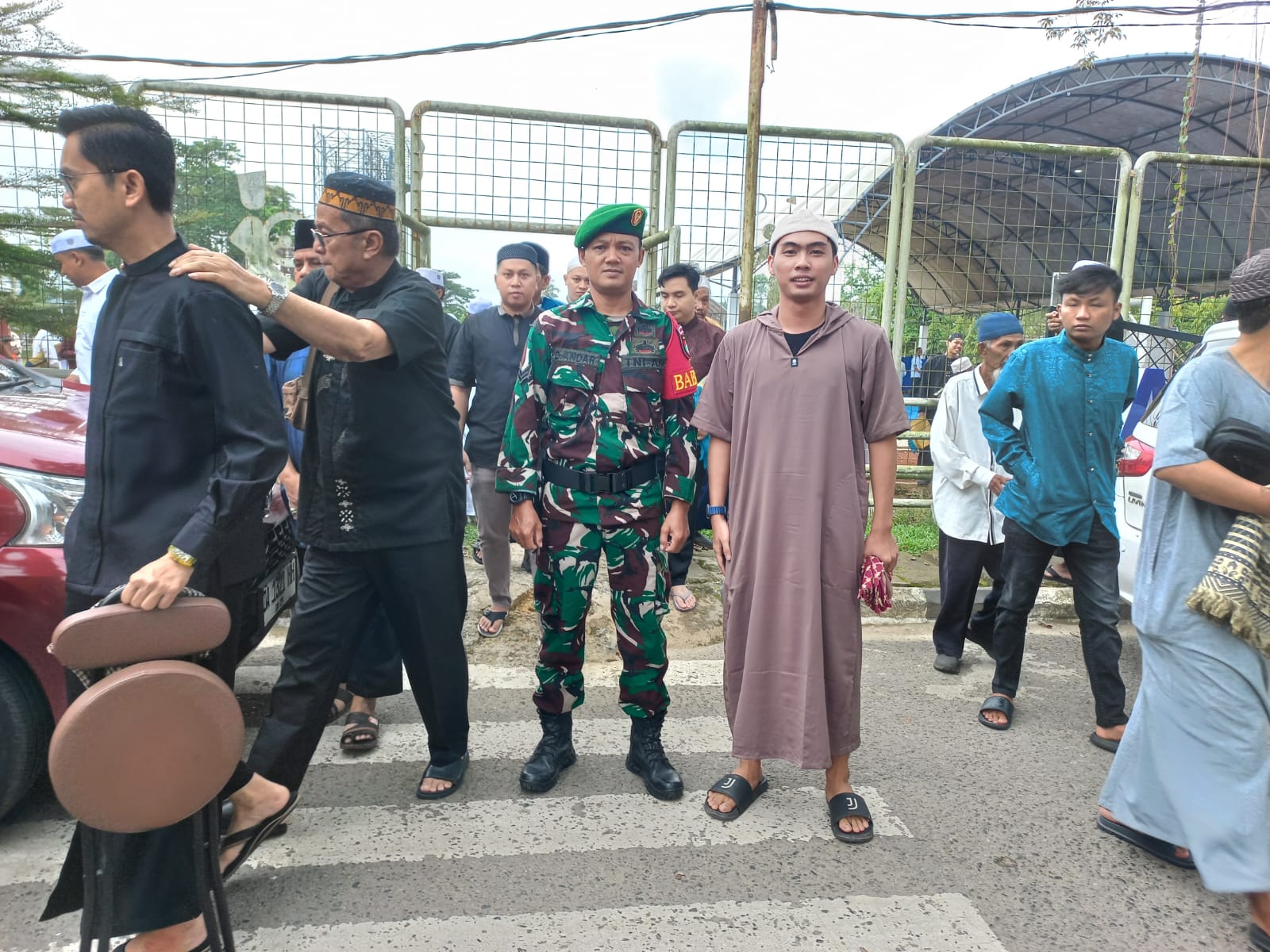 Babinsa dan Bhabinkamtibmas Jaga Kondusifitas Sholat Idul Fitri di Barabai