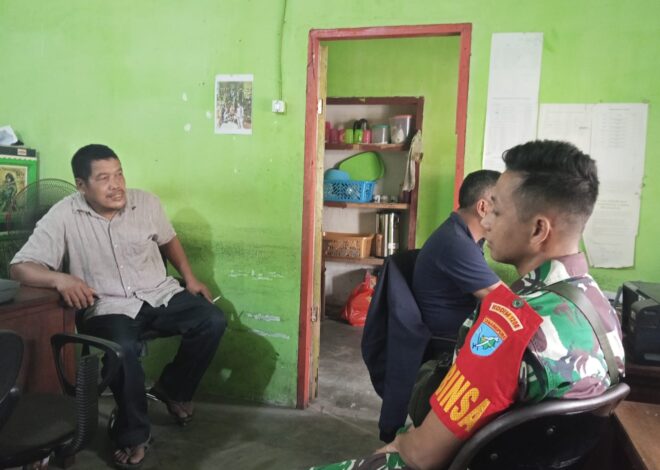 Eratkan Silaturahmi, Anggota Koramil 04/Jawai Laksanakan Komsos Bersama Perangkat Desa Bakau