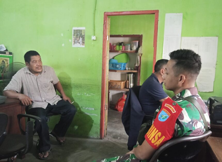 Eratkan Silaturahmi, Anggota Koramil 04/Jawai Laksanakan Komsos Bersama Perangkat Desa Bakau