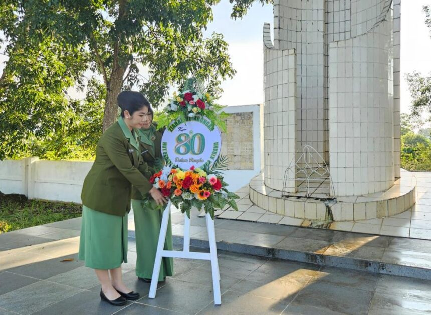 Pimpin Ziarah Makam Pahlawan, Ketua Persit KCK Cabang XXXII Dim 1009 Dalam Rangka HUT Persit Sampaikan Pesan Moral
