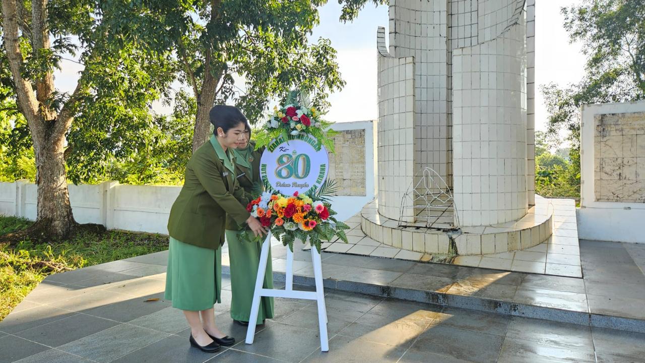 Pimpin Ziarah Makam Pahlawan, Ketua Persit KCK Cabang XXXII Dim 1009 Dalam Rangka HUT Persit Sampaikan Pesan Moral