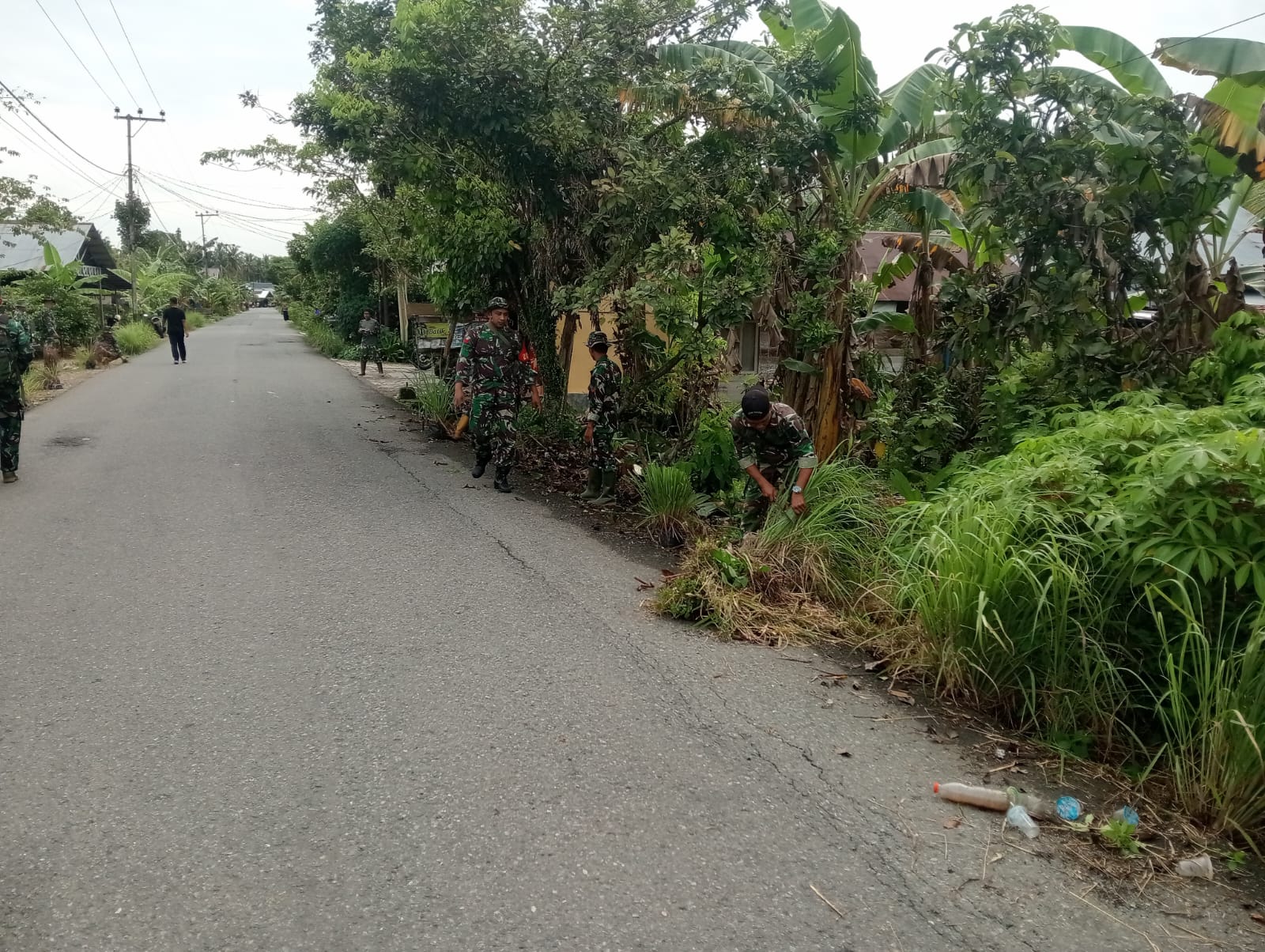 Sinergi TNI dan Warga, Lingkungan Desa Haruyan Kini Lebih Bersih