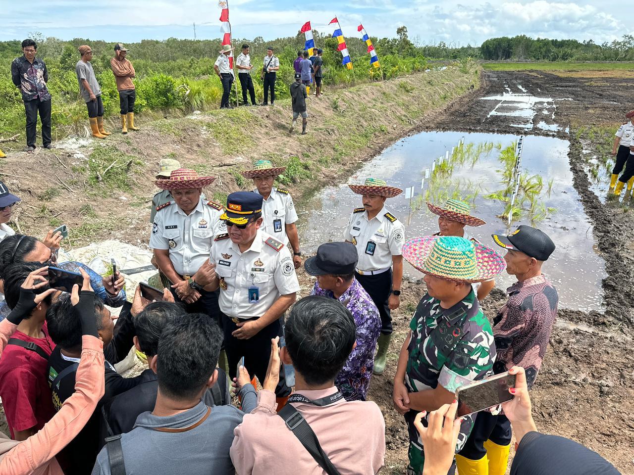 Perkuat Sinergi dan Ketahanan Pangan, Personel Kodim 1009/Tanah Laut Hadiri Tanam Padi Perdana di Lahan Cetak Sawah Rakyat Desa Pagatan Besar