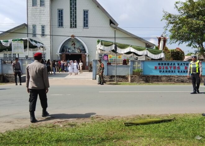 Berikan Rasa Aman, Anggota Koramil 01/Sambas Laksanakan Pengamanan Ibadah Misa Jumat Agung di Wilayah Binaan