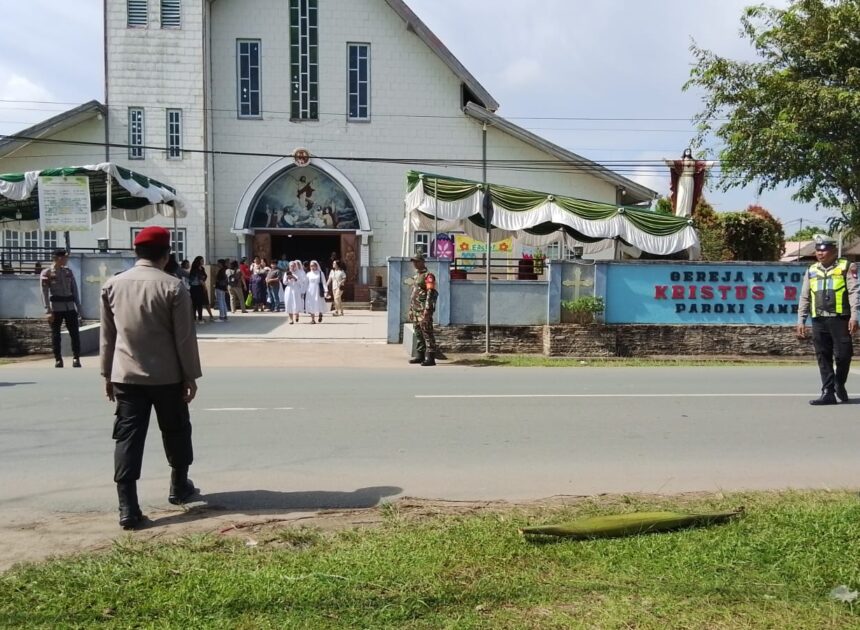 Berikan Rasa Aman, Anggota Koramil 01/Sambas Laksanakan Pengamanan Ibadah Misa Jumat Agung di Wilayah Binaan