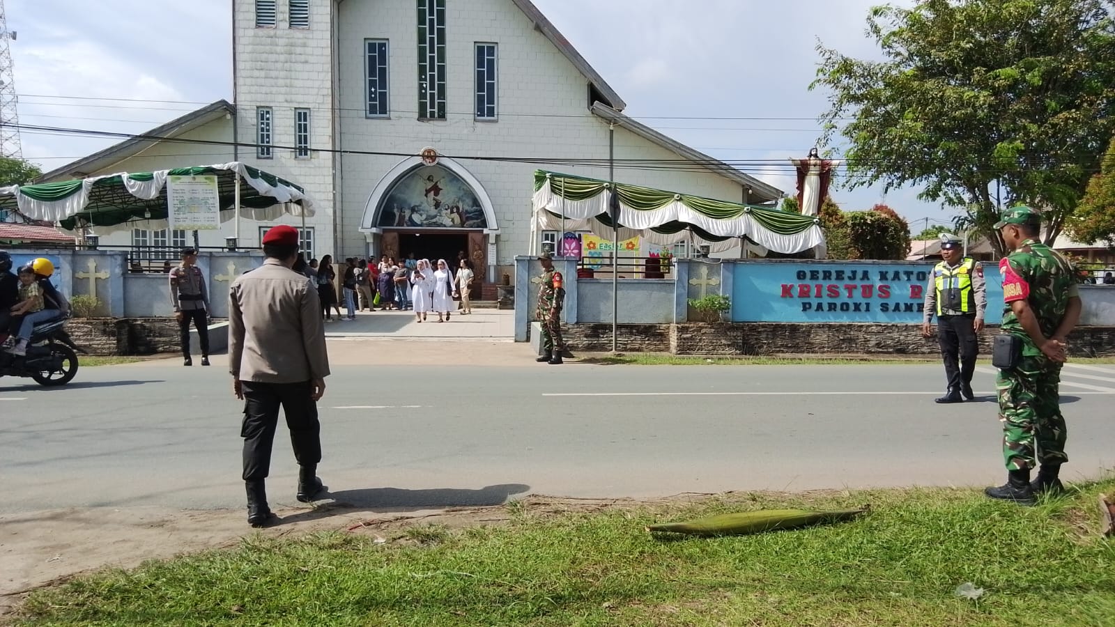 Berikan Rasa Aman, Anggota Koramil 01/Sambas Laksanakan Pengamanan Ibadah Misa Jumat Agung di Wilayah Binaan