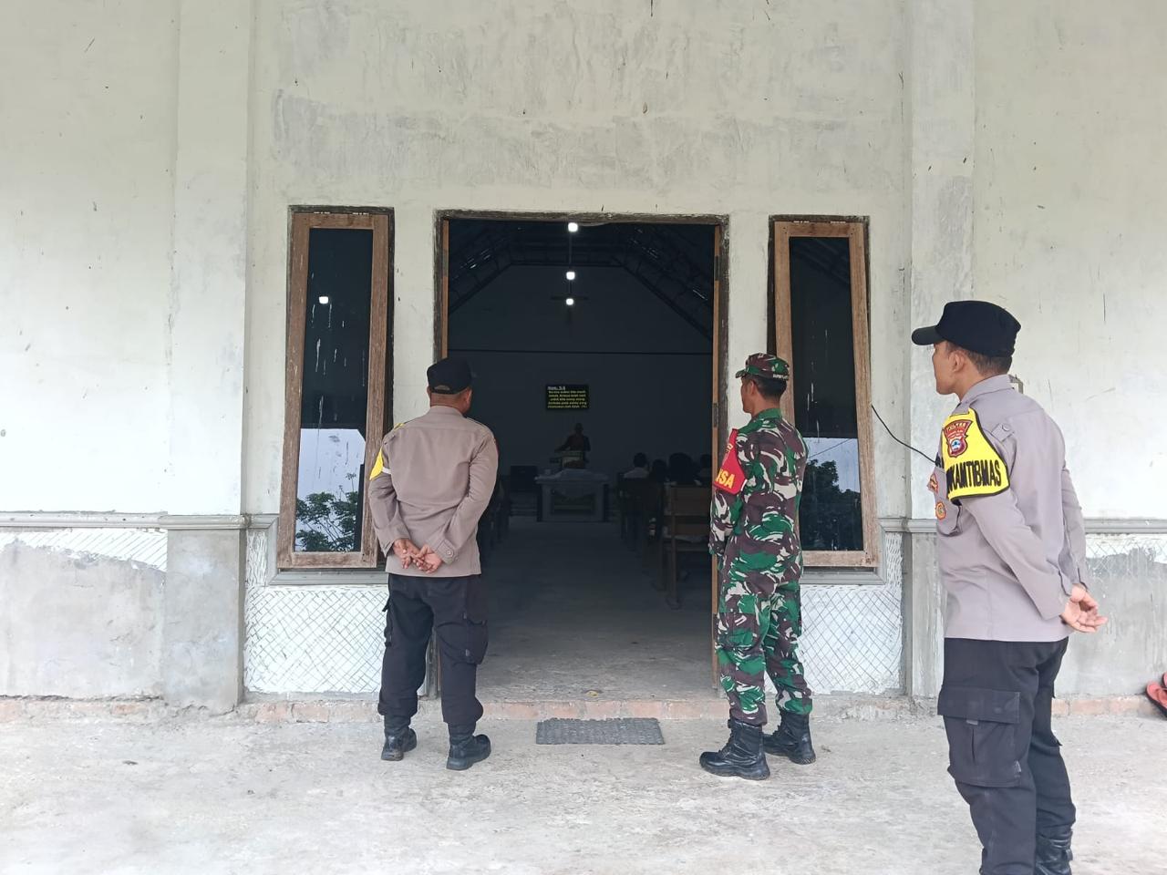 Berikan Rasa Aman Saat Ibadah Personel Kodim 1009/Tla Bersama Personel Polres Tala Siaga Di Gereja GSKI