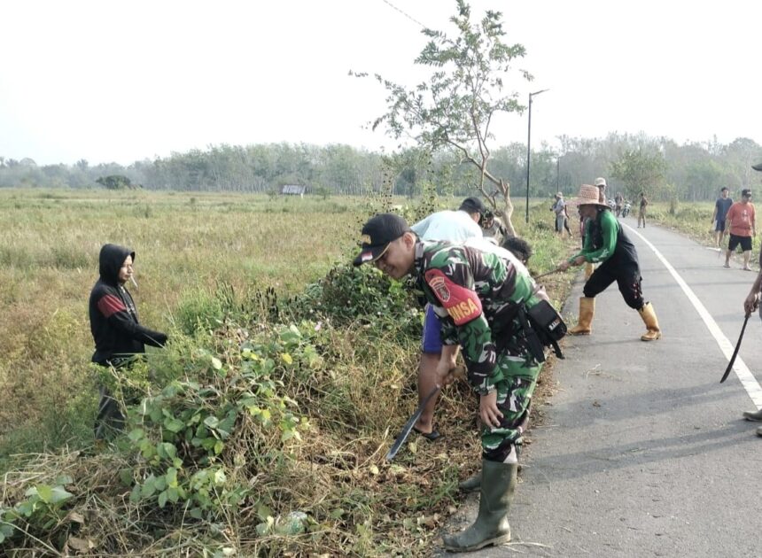 Babinsa Koramil 1002-01/BAS Ajak Warga Tingkatkan Kepedulian Lingkungan Lewat Gotong Royong