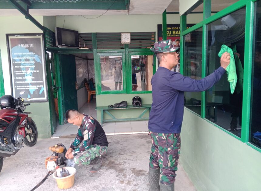 Jaga Kebersihan Satuan, Anggota Koramil 06/Selakau Laksanakan Pembenahan Pangkalan