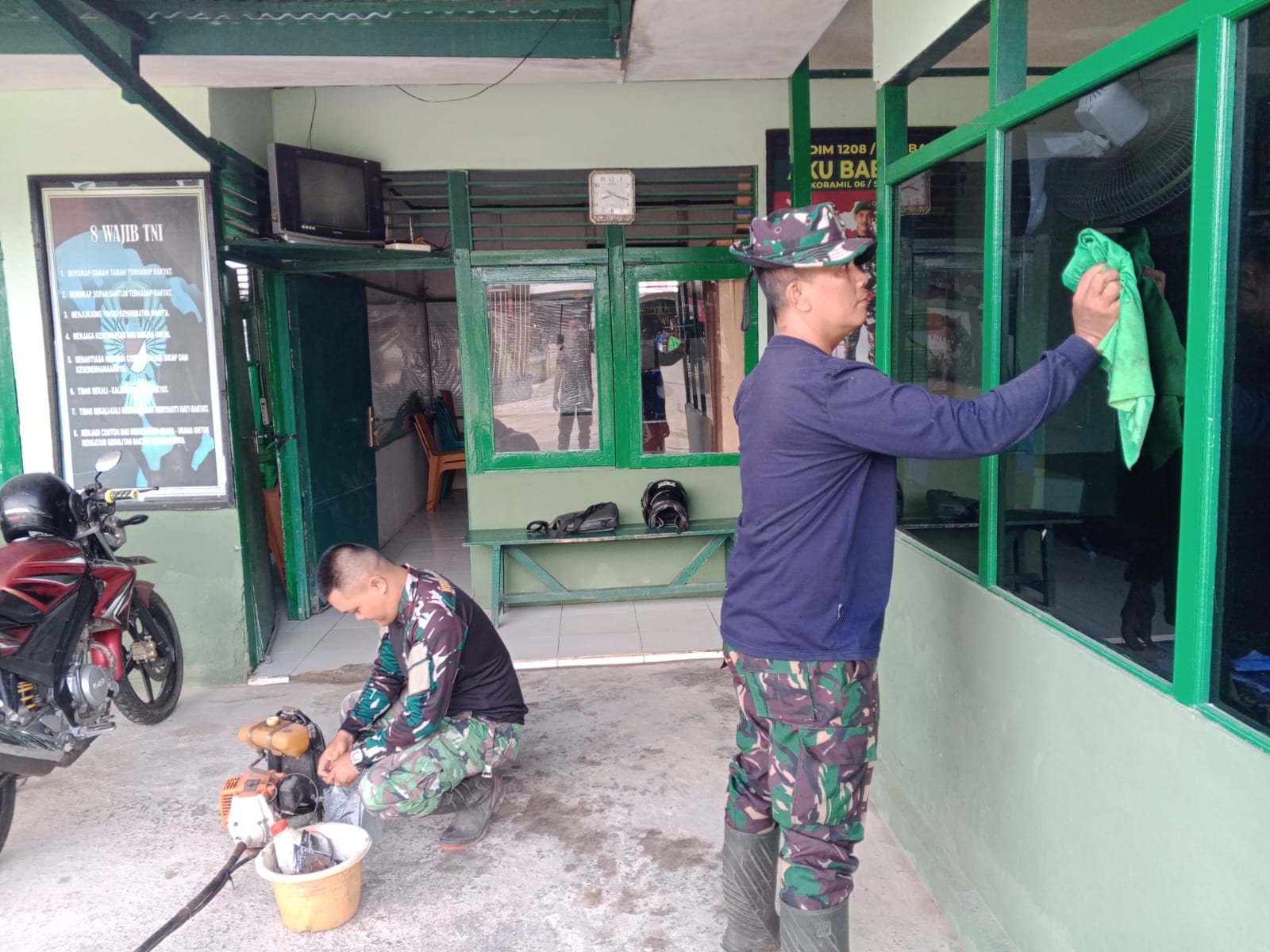 Jaga Kebersihan Satuan, Anggota Koramil 06/Selakau Laksanakan Pembenahan Pangkalan