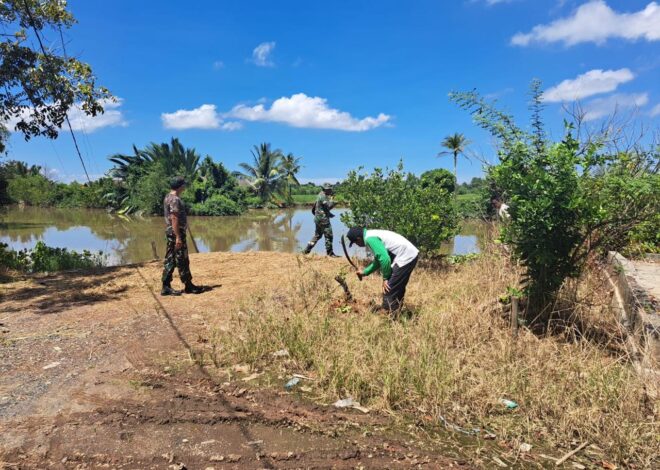 Bersama Warga Desa Binaan Personel Kodim 1009/Tla Gotong Royong Bersihkan Bantaran Sungai