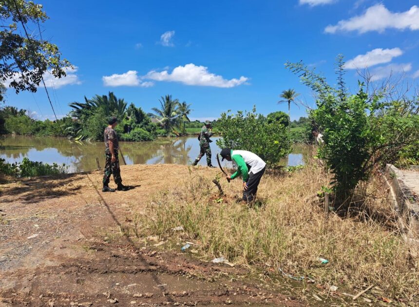 Bersama Warga Desa Binaan Personel Kodim 1009/Tla Gotong Royong Bersihkan Bantaran Sungai