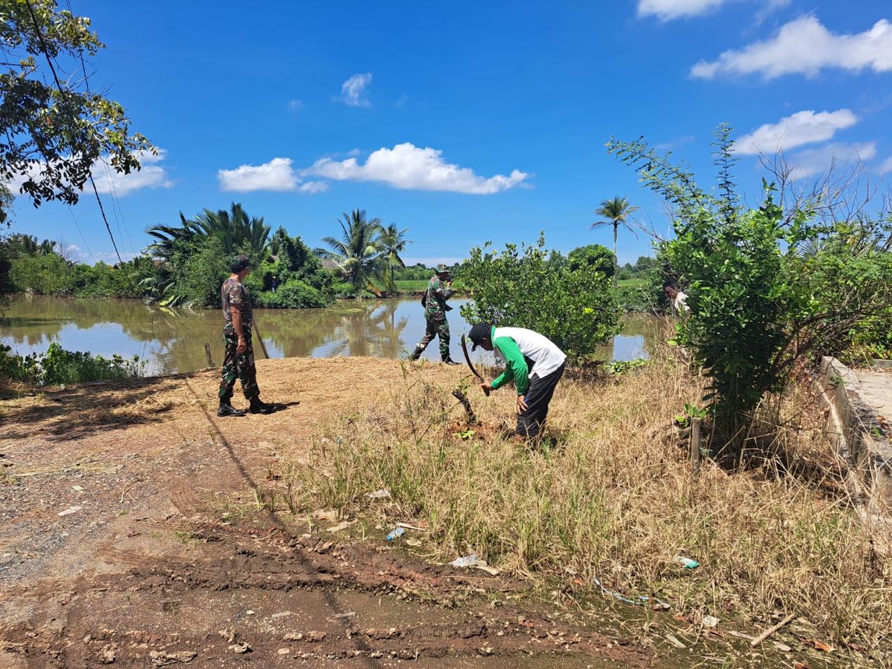 Bersama Warga Desa Binaan Personel Kodim 1009/Tla Gotong Royong Bersihkan Bantaran Sungai