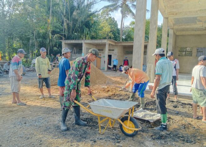 Dekat Dengan Warga Babinsa Koramil 03/Tebas Bersama Warga Gotong Royong Siapkan Tempat Pengecoran Halaman Musholla