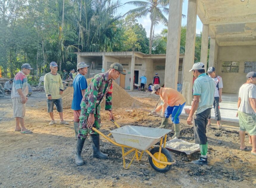 Dekat Dengan Warga Babinsa Koramil 03/Tebas Bersama Warga Gotong Royong Siapkan Tempat Pengecoran Halaman Musholla