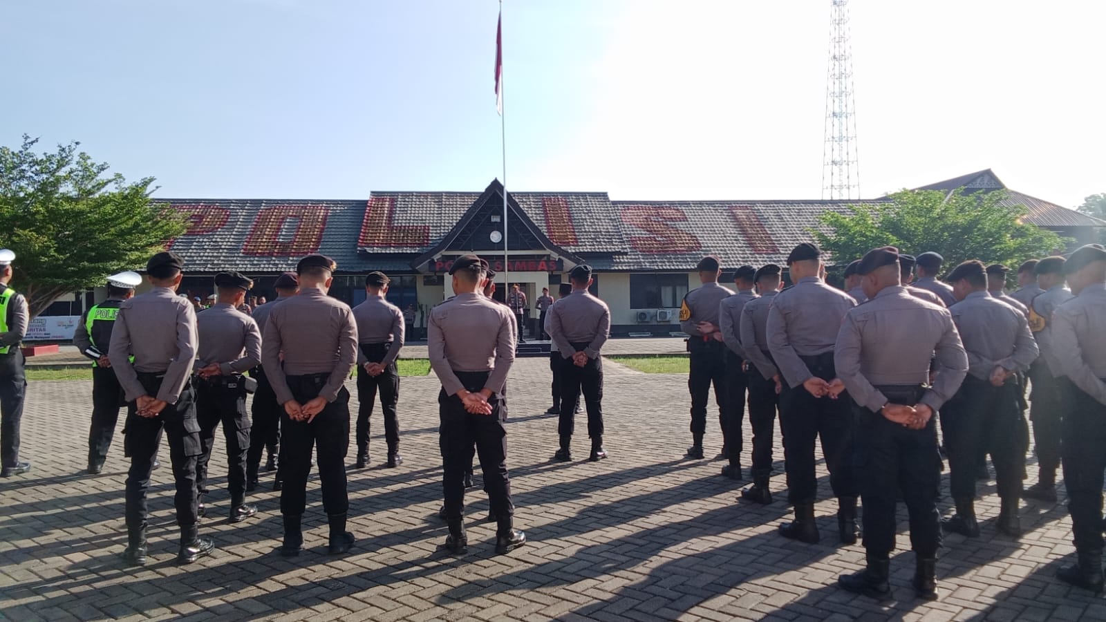 Anggota Kodim 1208/Sambas Hadiri Apel Pengamanan Kegiatan Seminar Dai Internasional Di Kab. Sambas