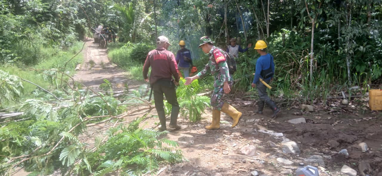 Babinsa dan Warga Kompak, Pembersihan Jalan Dukung Pembangunan Listrik Desa