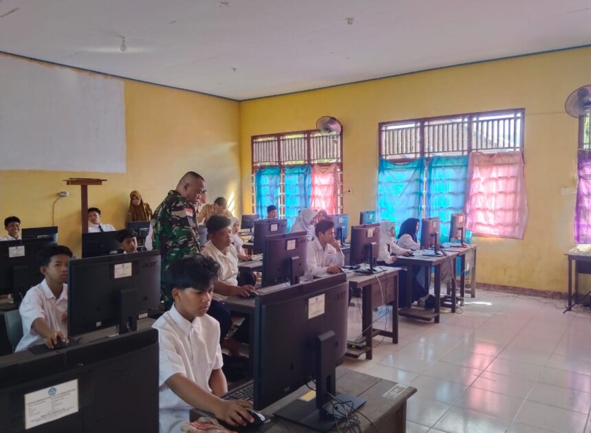 Babinsa Koramil 08/Paloh Lakukan Pendampingan Ujian Tes Kemampuan Akademik Siswa SMPN 04 Temajuk