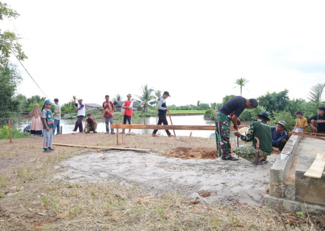 Penuh Semangat Personel Kodim 1009/Tla Bersama Masyarakat Kerjakan Pembangunan Jembatan Garuda Di Desa Handil Labuan Amas