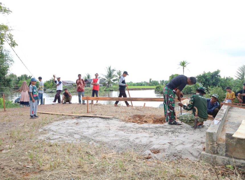 Penuh Semangat Personel Kodim 1009/Tla Bersama Masyarakat Kerjakan Pembangunan Jembatan Garuda Di Desa Handil Labuan Amas