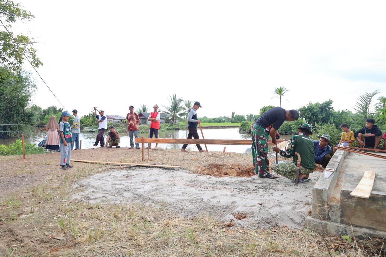 Penuh Semangat Personel Kodim 1009/Tla Bersama Masyarakat Kerjakan Pembangunan Jembatan Garuda Di Desa Handil Labuan Amas
