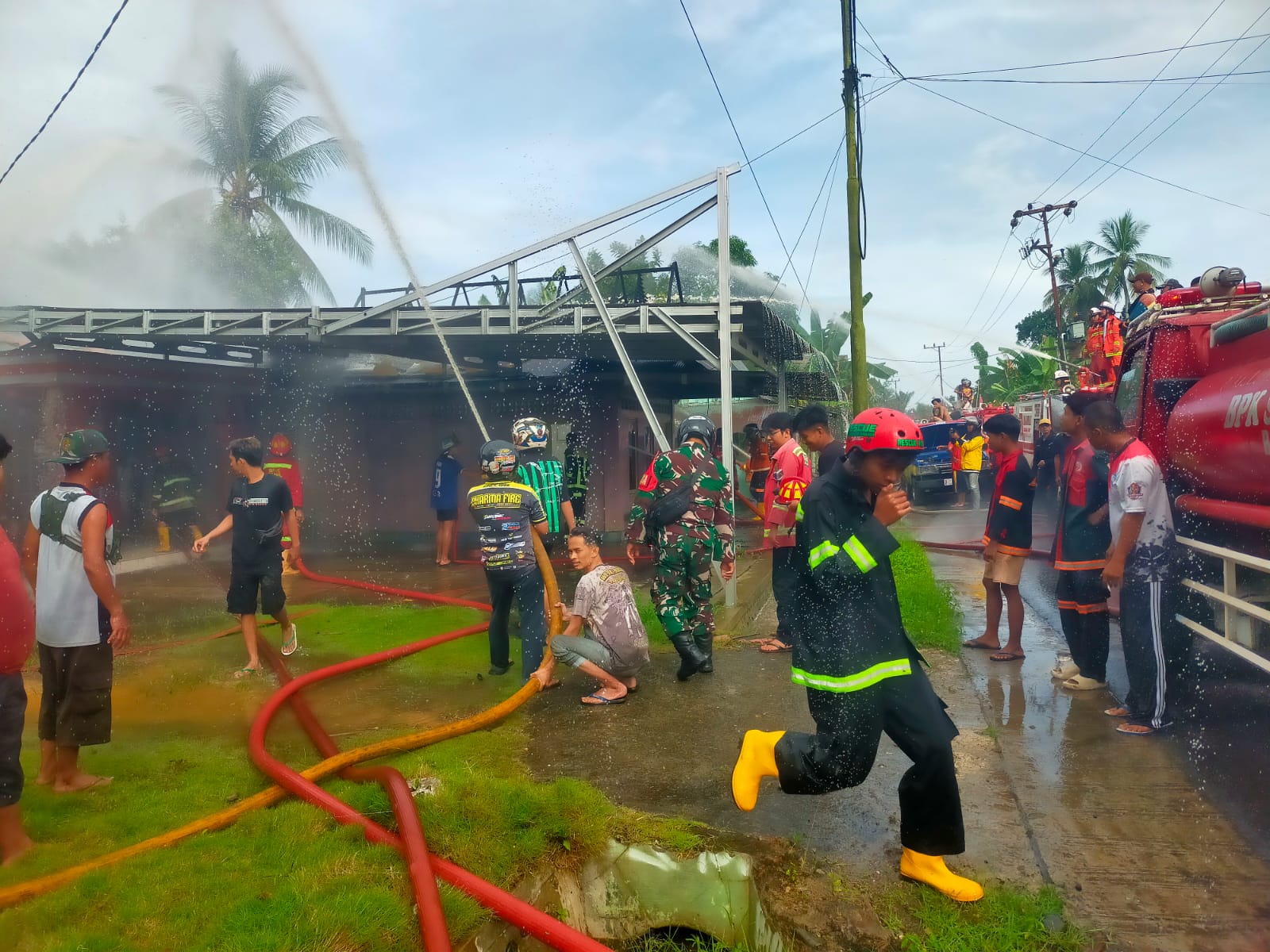 Kebakaran Rumah di Banua Binjai, Babinsa dan Relawan Sigap Lakukan Pemadaman