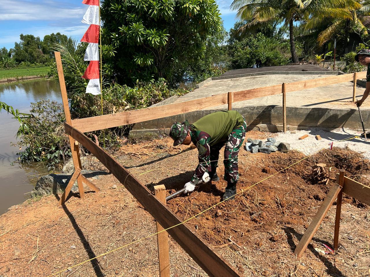 Perlahan Namun Pasti, Personel Kodim 1009/Tla Bersama Masyarakat Kerjakan Jembatan Garuda