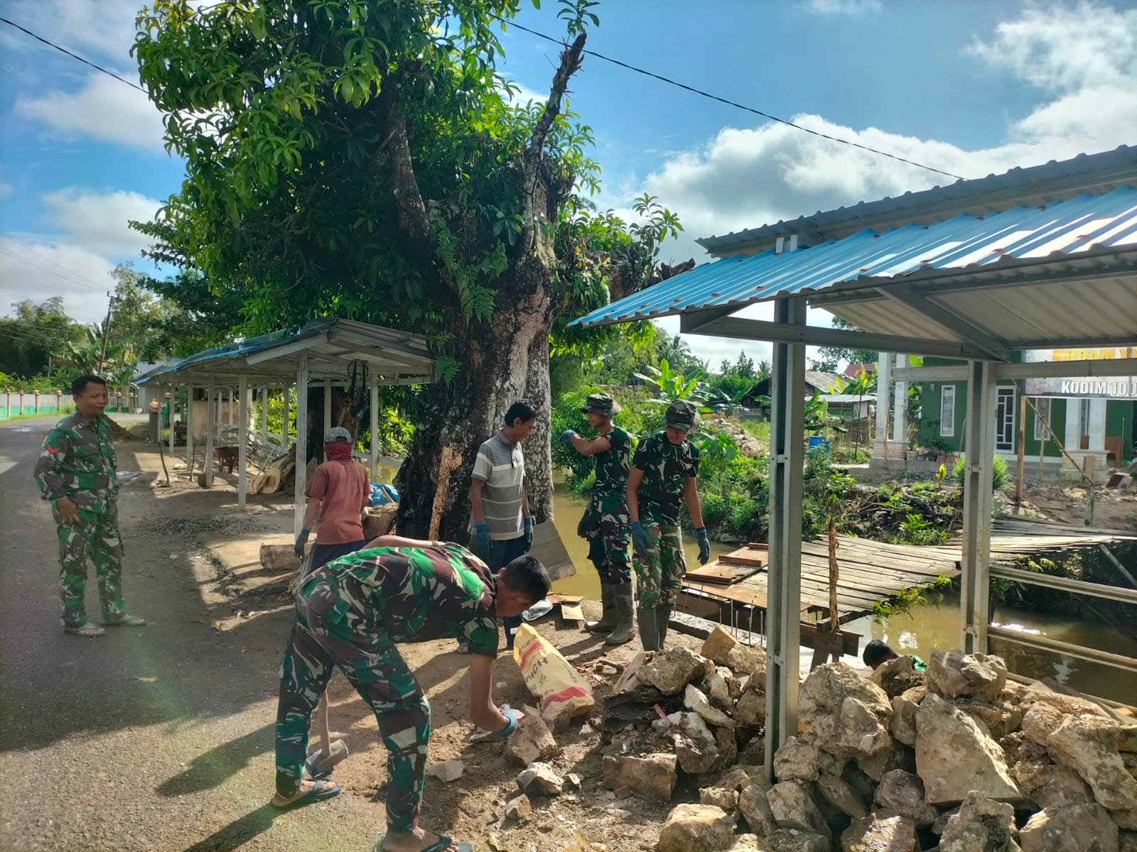 Percepat Infrastruktur Desa, Kodim 1002/HST Bangun Jembatan Garuda Bersama Warga