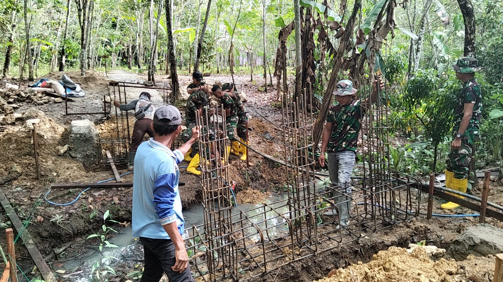 Pemasangan Cakar Ayam Jembatan Garuda Dimulai, Satgas Tetap Semangat di Tengah Cuaca Tak Menentu