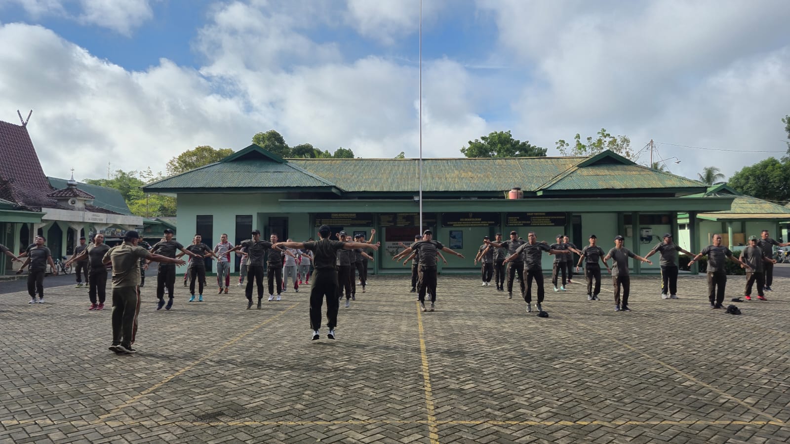 Dengan Senam Pagi, Kodim 1002/HST Tingkatkan Kebugaran Prajurit