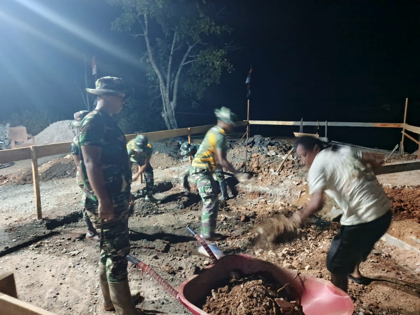 Maksimalkan Pekerjaan Jembatan Garuda, Personel Kodim 1009/Tla Bersama Warga Manfaatkan Waktu Malam
