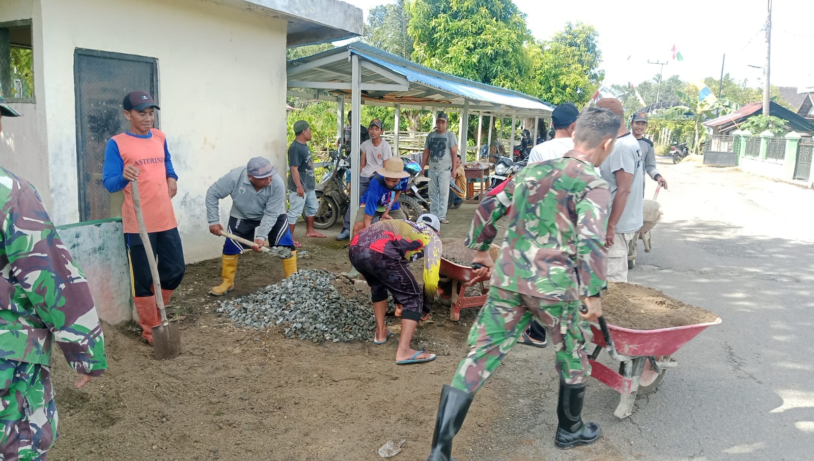 Kebersamaan TNI-Rakyat Jadi Kunci Distribusi Material Jembatan Garuda