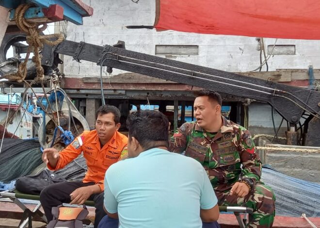 Babinsa Penjajap dan Basarnas Komsos Bersama Nelayan dan Ingatkan Supaya Waspada Cuaca Ekstrem Saat Melaut