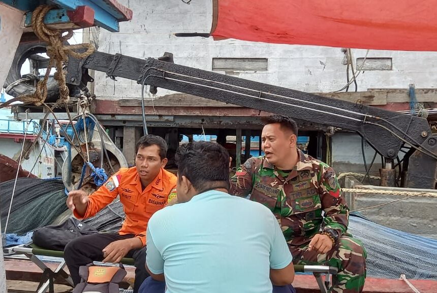 Babinsa Penjajap dan Basarnas Komsos Bersama Nelayan dan Ingatkan Supaya Waspada Cuaca Ekstrem Saat Melaut