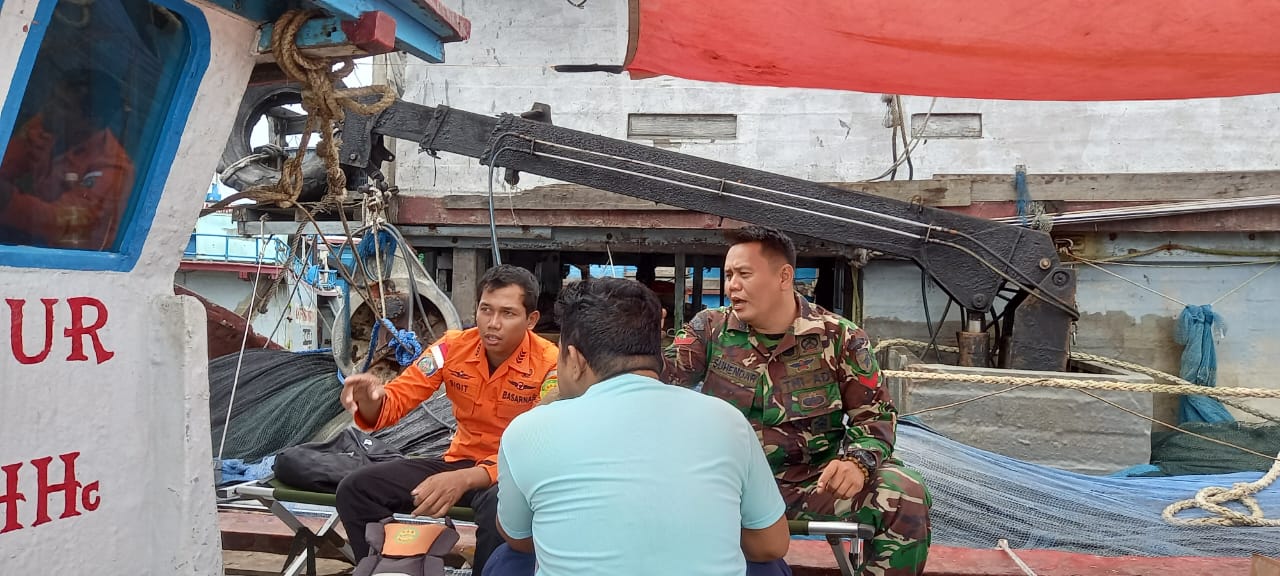 Babinsa Penjajap dan Basarnas Komsos Bersama Nelayan dan Ingatkan Supaya Waspada Cuaca Ekstrem Saat Melaut