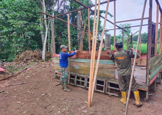 TNI dan Rakyat Bersatu, Babinsa Haruyan Bantu Warga Bangun Rumah Layak Huni