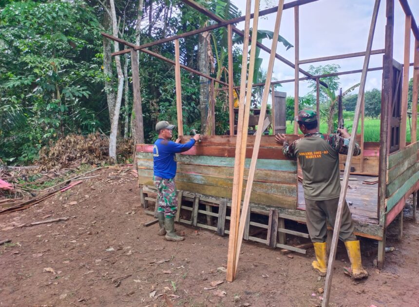 TNI dan Rakyat Bersatu, Babinsa Haruyan Bantu Warga Bangun Rumah Layak Huni