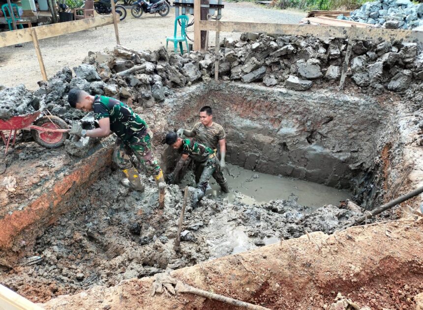 Berjibaku dengan Lumpur, Personel Kodim 1009/Tanah Laut Kebut Penggalian Lubang Cakar Ayam Jembatan Garuda