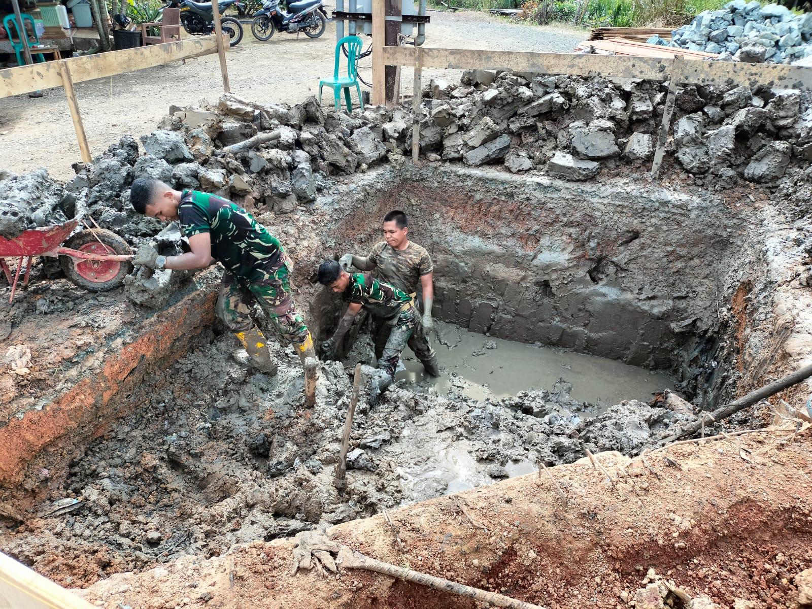 Berjibaku dengan Lumpur, Personel Kodim 1009/Tanah Laut Kebut Penggalian Lubang Cakar Ayam Jembatan Garuda