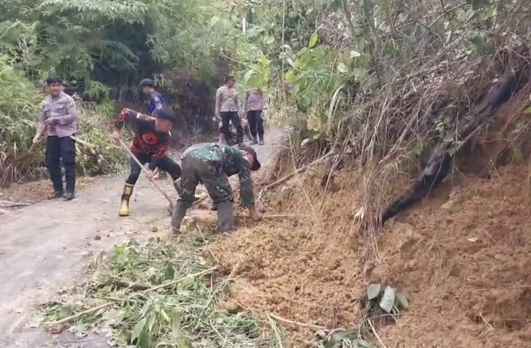 Respon Cepat TNI-Polri dan BPBD Tangani Longsor di Patikalain