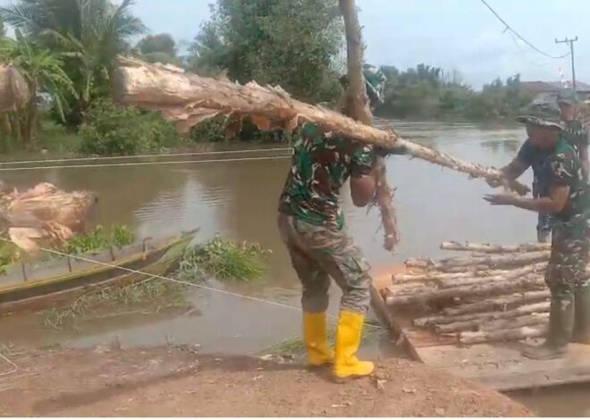 Angkut Material Gunakan Rakit Sederhana, Personel Kodim 1009/Tanah Laut Tunjukkan Dedikasi Tinggi