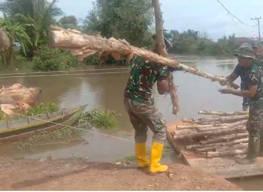 Angkut Material Gunakan Rakit Sederhana, Personel Kodim 1009/Tanah Laut Tunjukkan Dedikasi Tinggi